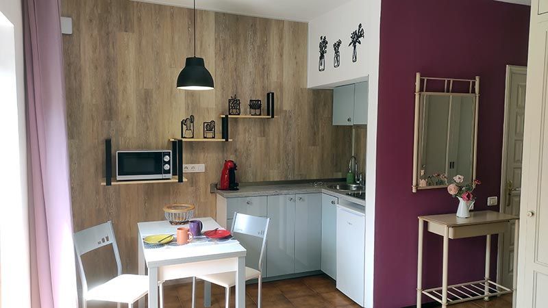 Moderne Küche mit Essbereich im Chalet – Ferienhaus mit Terrasse auf Teneriffa