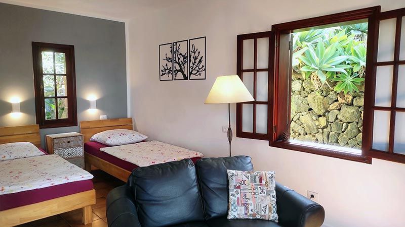 Wohnraum im Ferienhaus Teneriffa – Blick zum Garten