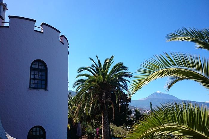 Außenansicht des Turmhauses der Ferienwohnung Turmwohnung Teneriffa mit Palmen