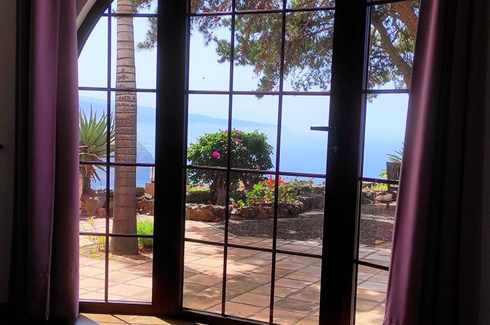 Blick durch das Fenster auf Garten und Atlantik in der Ferienwohnung Turmwohnung Teneriffa