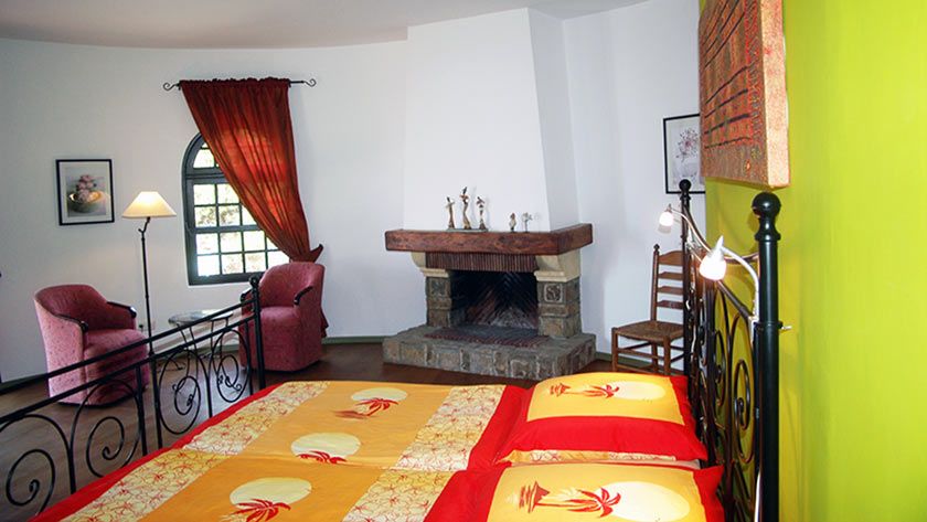 Heller Wohnraum mit Kamin in der Ferienwohnung Turmwohnung Teneriffa