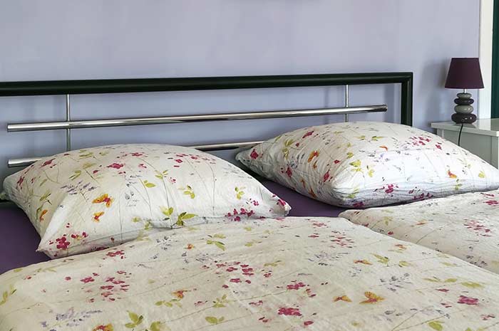 Doppelbett mit Blumendekor in der Ferienwohnung Turmwohnung Teneriffa