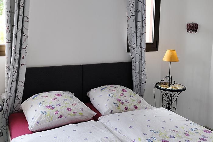 Doppelbettzimmer in der Villa Faisan Teneriffa mit Blick auf Garten und Atlantik