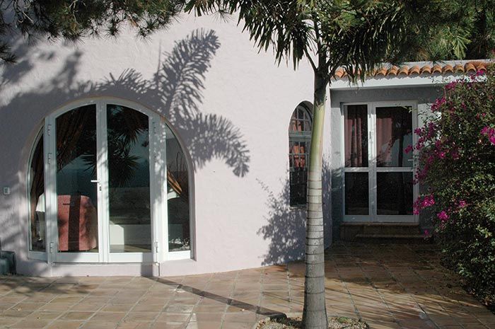 Eingang und Fensterfront der Ferienwohnung Turmwohnung Teneriffa mit Bougainvillea