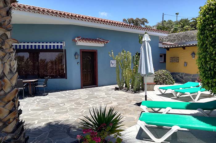 Ferienhaus-Terrasse mit Grillplatz und herrlicher Aussicht auf Teneriffas Natur