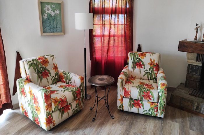 Gemütliche Sitzecke mit Kamin in der Ferienwohnung Turmwohnung Teneriffa