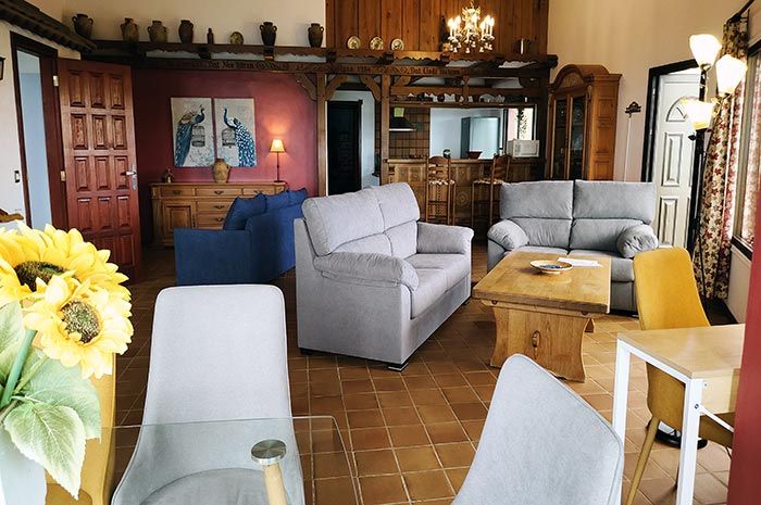 Gemütlicher Wohn- und Essbereich mit Aussicht auf Natur und Meer in der Villa Faisan