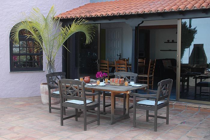Große Terrasse mit Sitzbereich und Grill der Ferienwohnung Turmwohnung Teneriffa