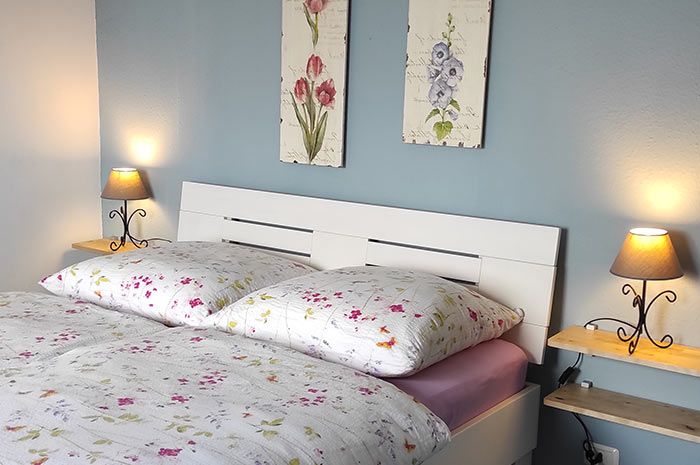 Hauptschlafzimmer im Familienchalet Faisan Azul Teneriffa mit Doppelbett und direktem Badzugang