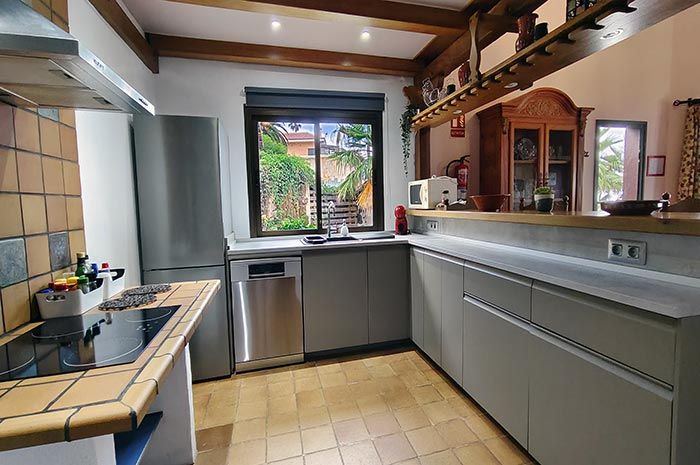 Helle Ferienhausküche mit Gartenausblick in der Villa Faisan auf Teneriffa