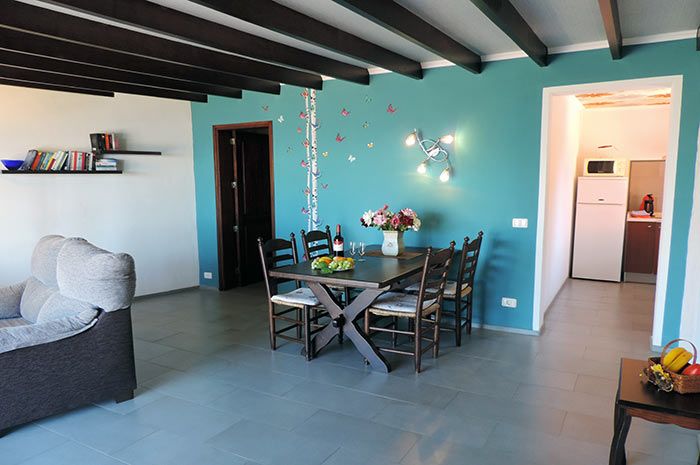 Heller-Essbereich-im-Familienchalet-Faisan-Azul-Teneriffa-für-Familienurlaub-auf-Teneriffa