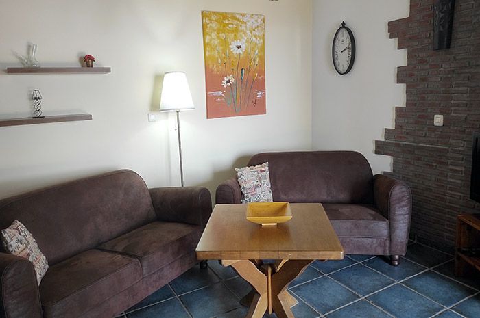 Heller Wohnraum mit Kamin in der Ferienwohnung Turmwohnung Teneriffa