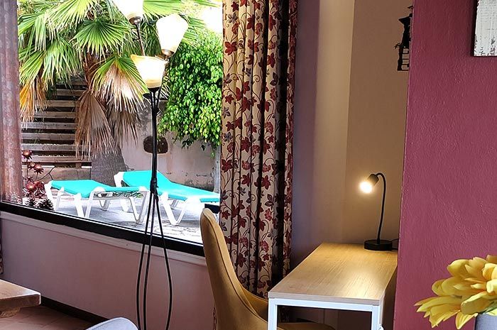 Helles Wohnzimmer mit Blick auf Garten, Ozean und Vulkan in der Villa Faisan auf Teneriffa