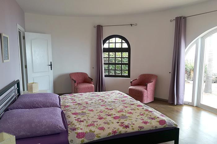 Helles Wohnzimmer mit Blick ins Grüne in der Ferienwohnung Turmwohnung Teneriffa