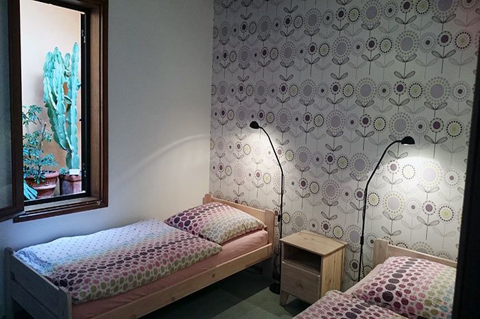 Kinderschlafzimmer-im-Familienchalet-Faisan-Azul-Teneriffa-mit-zwei-Einzelbetten-aus-Massivholz