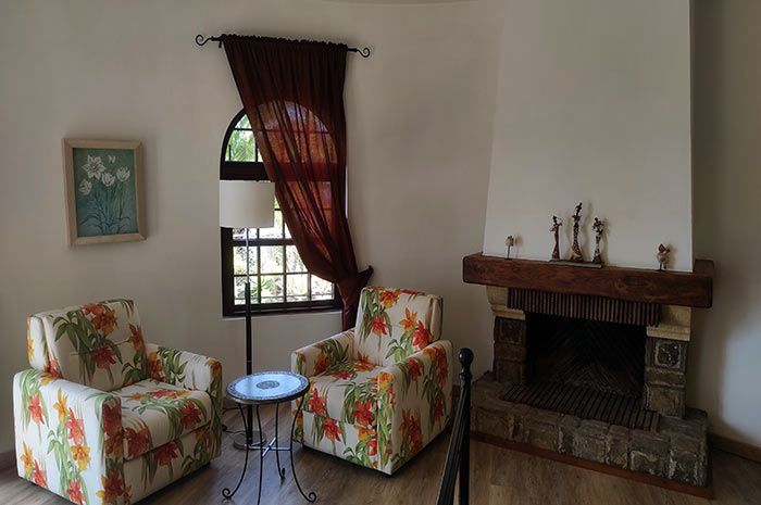 Leseecke mit Sesseln und Kamin in der Ferienwohnung Turmwohnung Teneriffa