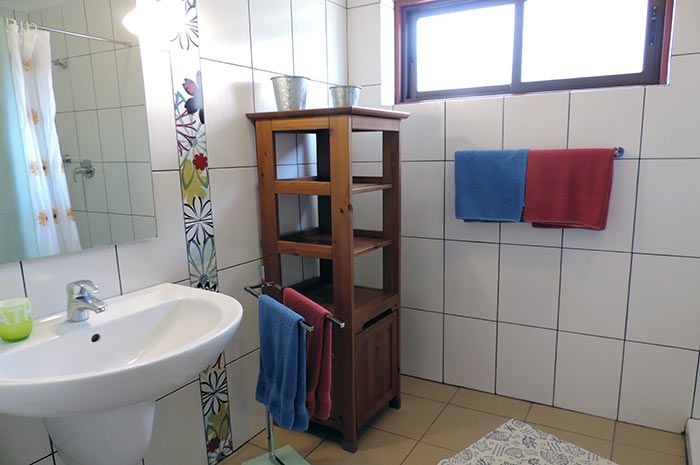 Modernes-Badezimmer-im-Familienchalet-Faisan-Azul-Teneriffa-mit-Dusche-und-Tageslicht