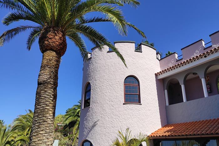 Rundturm und Fassade der Ferienwohnung Turmwohnung Teneriffa mit Palme
