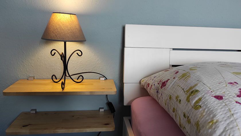 Schlafzimmer-mit-Doppelbett-im-Familienchalet-Faisan-Azul-Teneriffa-mit-direktem-Badzugang