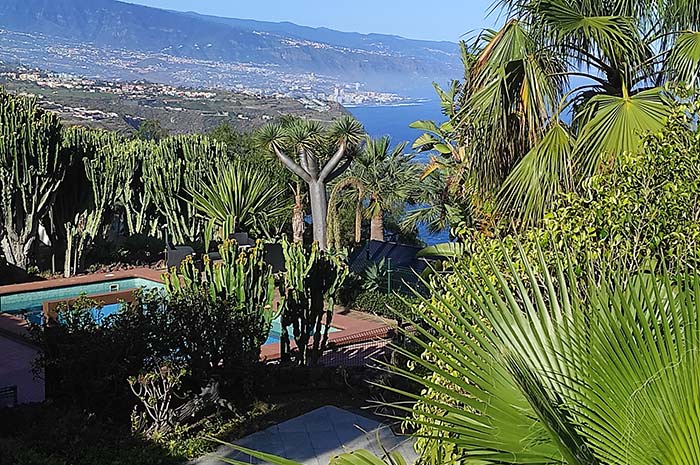 Terrasse der Villa Faisan Teneriffa mit Blick auf den Atlantik und den Vulkan Teide