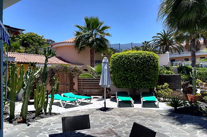 Villa Faisan Teneriffa – Außenbereich mit Pool, Garten und Vulkanblick