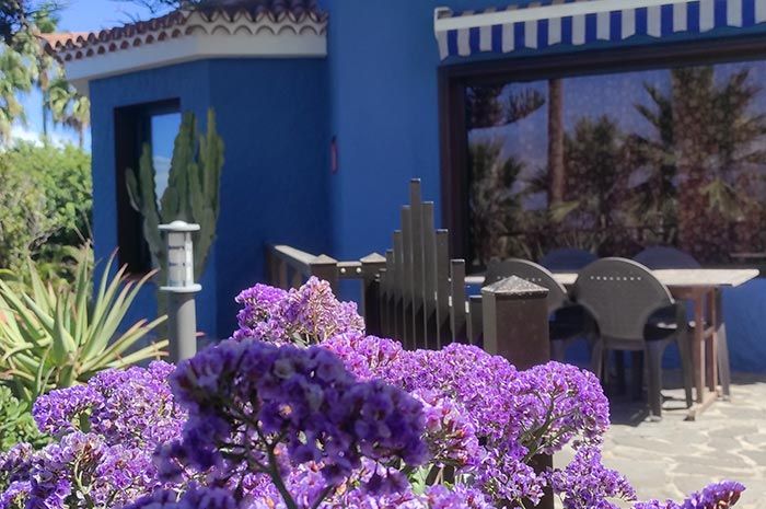 Villa Faisan mit möblierter Sonnenterrasse und Aussicht auf das Meer