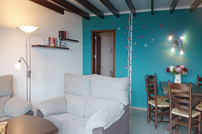 Wohnbereich-im-Familienchalet-Faisan-Azul-Teneriffa-mit-Esstisch-und-gemütlichem-Sofa