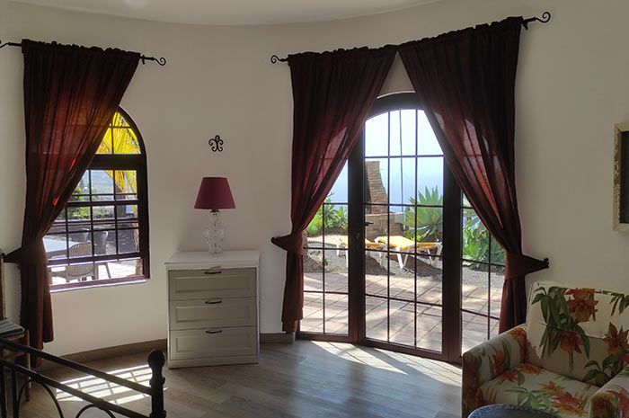 Wohnbereich mit großen Fenstern und Zugang zur Terrasse in der Ferienwohnung Turmwohnung Teneriffa