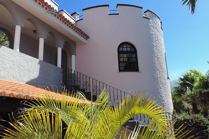 Zugang zur Ferienwohnung Turmwohnung Teneriffa mit Palmen und Außentreppe