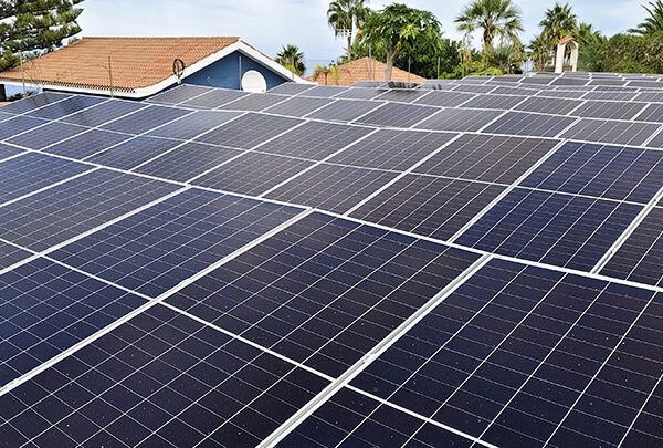 Photovoltaikanlage auf den Dächern der Ferienanlage Faisán Azul im Norden Teneriffas – umweltfreundliche Stromerzeugung durch Sonnenenergie