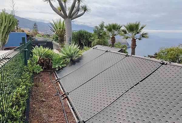Solarthermie-Anlage zur Beheizung des Pools der Ferienanlage Faisán Azul im Norden Teneriffas – nachhaltige Warmwasserbereitung mit Sonnenenergie